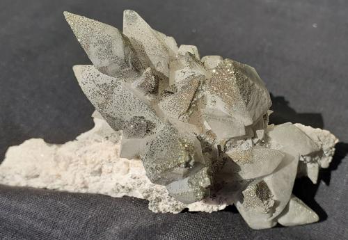 Calcite, Chalcopyrite<br />Fengjiashan Mine, Edong, Daye, Huangshi Prefecture, Hubei Province, China<br />9 x 5 cm<br /> (Author: Volkmar Stingl)