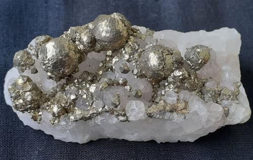 Pyrite<br />Mina Xiefang, Ruijin, Prefectura Ganzhou, Provincia Jiangxi, China<br />6 x 3 cm<br /> (Author: Volkmar Stingl)
