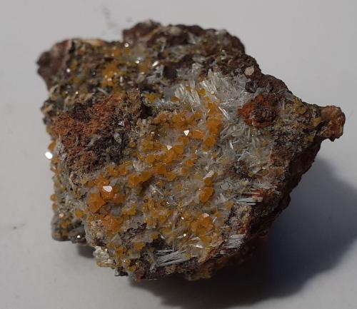 Wulfenite, Barite<br />Mina Maoniuping, Mianning, Prefectura autónoma Liangshan, Provincia Sichuan, China<br />4 x 3 cm<br /> (Author: Volkmar Stingl)