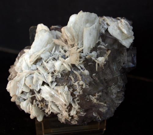 Fluorita / Barita<br />La Cabaña, Valdelmar, zona minera de Berbes, Berbes, Ribadesella, Comarca Oriente, Principado de Asturias (Asturias), España<br />8 x 6 cm<br /> (Autor: Pedro Antonio)