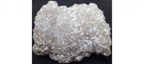 Datolita (variedad bakerita) y Calcita.<br />Charcas, Municipio Charcas, San Luis Potosí, México<br />6.2 cm x 5.8 cm x 3 cm<br /> (Autor: L. Alejandro F.G.)
