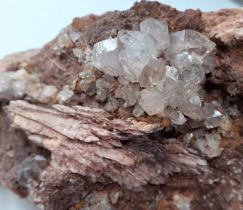 Quartz, Baryte<br />Terlano (Terlan), Bolzano Province, Trentino-Alto Adige (Trentino-Südtirol), Italy<br />FOV 10 x 8 cm<br /> (Author: Volkmar Stingl)
