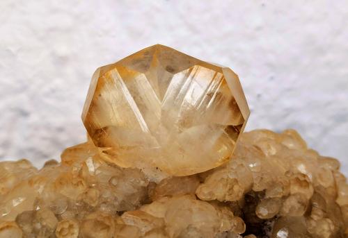Calcita<br />La Florida mining area, Herrería-Valdáliga-Rionansa, Comarca Costa Occidental/Saja-Nansa, Cantabria, Spain<br />Cristal principal 2.3 × 1.8 cm.<br /> (Autor: Carles)