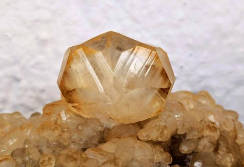 Calcita<br />Zona minera de La Florida, Herrería-Valdáliga-Rionansa, Comarca Costa Occidental/Saja-Nansa, Cantabria, España<br />Cristal principal 2.3 × 1.8 cm.<br /> (Autor: Carles)