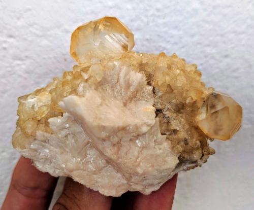 Calcita, Dolomita<br />La Florida mining area, Herrería-Valdáliga-Rionansa, Comarca Costa Occidental/Saja-Nansa, Cantabria, Spain<br />7.5 × 5.9 × 4.5 cm<br /> (Autor: Carles)