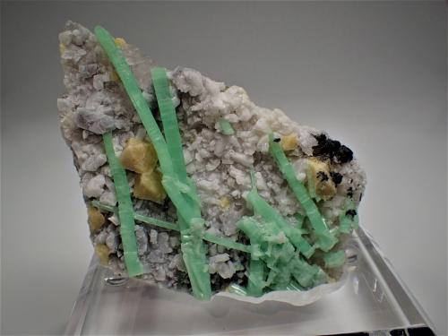 Beryl (variety emerald), Scheelite, Feldspar<br />Dayakou Mine, Mengdong township, Malipo, Wenshan Zhuang and Miao Autonomous Prefecture, Yunnan Province, China<br />65 mm x 47 mm x 13 mm<br /> (Author: Don Lum)