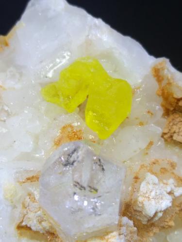 Quartz, Sulphur, Dolomite, Calcite<br />Cantera La Facciata, Carrara, Alpes Apuanos, Provincia Massa-Carrara, Toscana, Italia<br />11 x 8 cm<br /> (Author: Sante Celiberti)