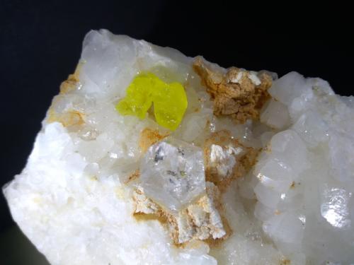 Quartz, Sulphur, Dolomite, Calcite<br />Cantera La Facciata, Carrara, Alpes Apuanos, Provincia Massa-Carrara, Toscana, Italia<br />11 x 8 cm<br /> (Author: Sante Celiberti)