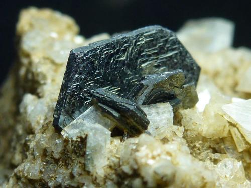 Hematites, Ortoclasa (variedad adularia)<br />Valle Binn (Binntal), Wallis (Valais), Suiza<br />6 x 4 cm. la pieza, 1 cm. el cristal<br /> (Autor: javier ruiz martin)