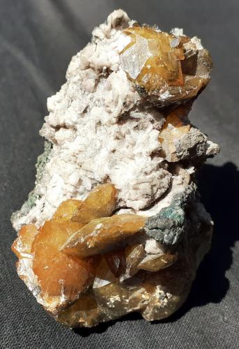 Wulfenite, Dolomite<br />Mina Tsumeb, Tsumeb, Región Otjikoto, Namibia<br />6 x 4 cm<br /> (Author: Volkmar Stingl)