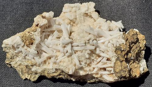 Natrolite<br />Piz Sella, Plan de Gralba, Selva di Val Gardena, Provincia Trento, Trentino-Alto Adige (Trentino-Südtirol), Italia<br />5 x 3 cm<br /> (Author: Volkmar Stingl)