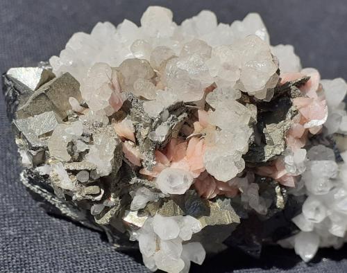 Rhodochrosite, Sphalerite, Pyrrhotite, Pyrite, Quartz, Calcite<br />Mina Stan Trg (Stan Terg, Stari Trg), Complejo Trepča, Valle Trepča, Kosovska Mitrovica, Distrito Kosovska Mitrovica, Kosovo<br />5 x 3,5 cm<br /> (Author: Volkmar Stingl)