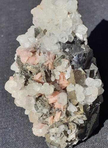 Rhodochrosite, Sphalerite, Pyrrhotite, Pyrite, Quartz, Calcite<br />Mina Stan Trg (Stari Trg), Complejo Trepča, Valle Trepča, Kosovska Mitrovica, Distrito Kosovska Mitrovica, Kosovo<br />5 x 3,5 cm<br /> (Author: Volkmar Stingl)