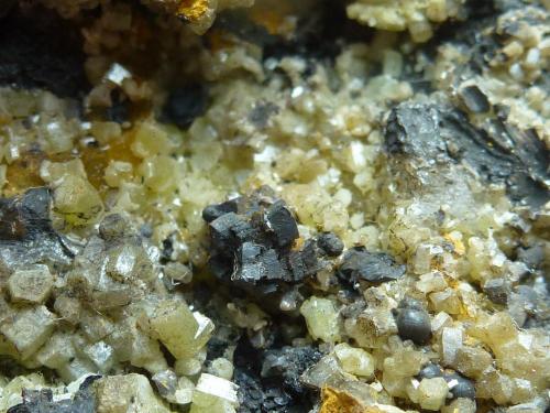 Piromorfita con posible Goethita<br />Resuperferolítica claim, Cerro de la Canaleja, Santa Eufemia, Comarca Los Pedroches, Córdoba, Andalusia, Spain<br />0,2 x 0,2 cm. la zona de cristales negros<br /> (Autor: javier ruiz martin)