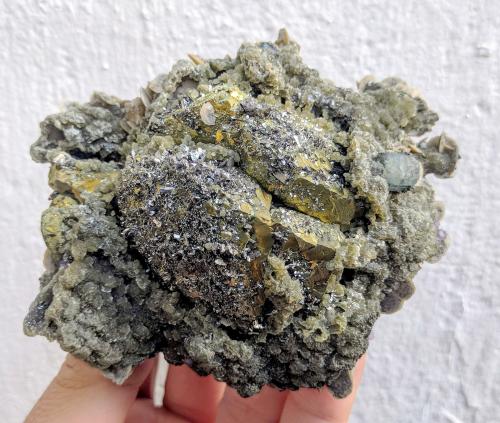 Calcopirita, Arsenopirita, Fluorapatito, Siderita, Moscovita, Fluorita<br />Minas da Panasqueira, niveles 0-1, Aldeia de São Francisco de Assis, Covilhã, Castelo Branco, Cova da Beira, Centro, Portugal<br />9,8 x 8,2 cm.<br /> (Autor: Carles)