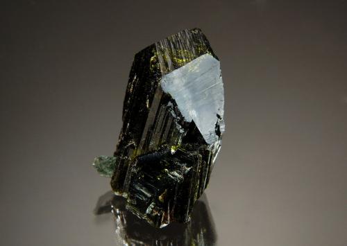 Epidote<br />Green Monster Mountain, Prince of Wales Island, Ketchikan District, Prince of Wales-Outer Ketchikan Borough, Alaska, USA<br />1.9 x 2.4 cm.<br /> (Author: Michael Shaw)