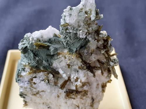 Epidote, Quartz, Titanite, Orthoclase (variety adularia), Prehnite<br />Baveno, Maggiore Lake, Verbano-Cusio-Ossola Province, Piedmont (Piemonte), Italy<br />4,5 x 3,5 cm<br /> (Author: Volkmar Stingl)