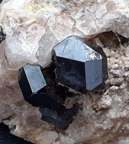 Rutile<br />Kaputjugh Mount, Paragachai, Orubad District, Syunik Province, Republic of Armenia<br />3,5 x 3,5 cm<br /> (Author: Volkmar Stingl)