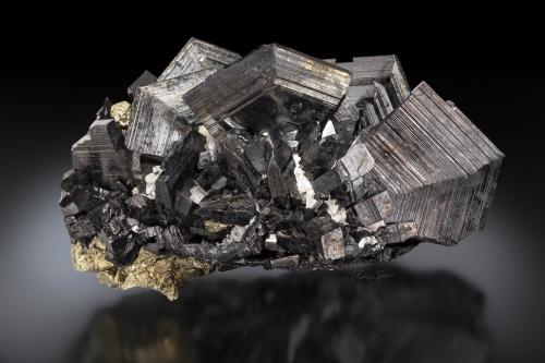 Ferberite twinned<br />Tazna Mine (Tazna-Rosario Mine), Cerro Tazna, Atocha-Quechisla District, Nor Chichas Province, Potosí Department, Bolivia<br />pending<br /> (Author: Gail)