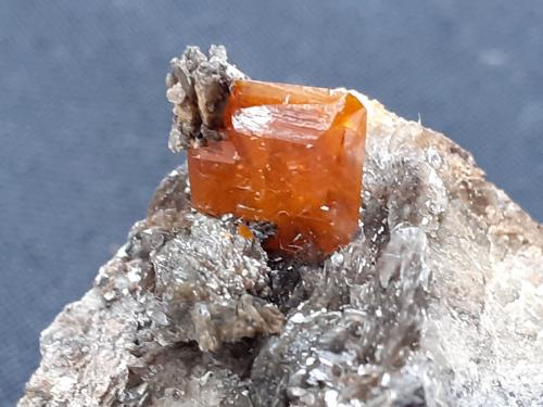 Wulfenite<br />Papago Mine, Black Rock Wash, Silver District, La Paz County, Arizona, USA<br />3,5 x 2 cm<br /> (Author: Volkmar Stingl)