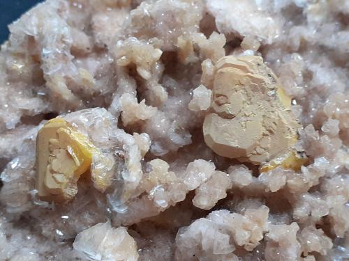 Wulfenite, Calcite<br />Hilltop Mine, Rustler Park, California District, Chiricahua Mountains, Cochise County, Arizona, USA<br />9 x 8 cm<br /> (Author: Volkmar Stingl)