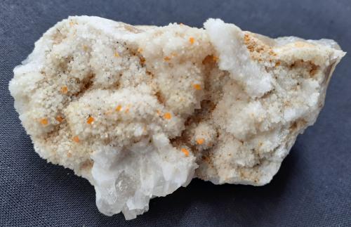 Wulfenite,Quartz<br />Minas Manhan (Mina Loudville), Easthampton, Condado Hampshire, Massachusetts, USA<br />7 x 4 cm<br /> (Author: Volkmar Stingl)