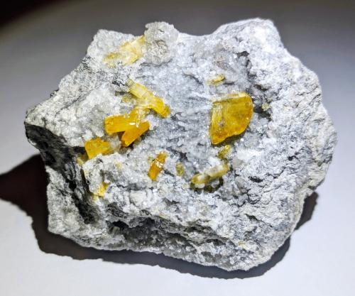 Barita, Calcita<br />Bouismas Mine, Agdz, Bou Azzer mining district, Zagora Province, Drâa-Tafilalet Region, Morocco<br />6,3 x 4,9 cm.<br /> (Autor: Carles)