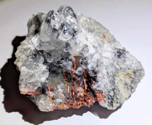 Rejalgar, Calcita<br />Mina Bouismas, Agdz, distrito minero Bou Azzer, Provincia Zagora, Región Drâa-Tafilalet, Marruecos<br />5,8 x 5,8 cm.<br /> (Autor: Carles)