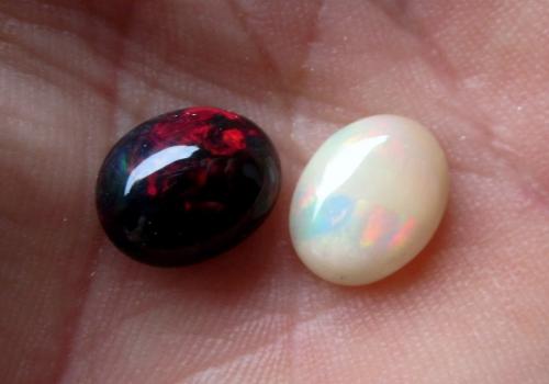 Opal<br />Debub Wollo Zone (South Wollo Zone), Amhara Region, Ethiopia<br />1 cm each one<br /> (Author: Tobi)