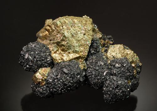 Chalcopyrite on Sphalerite<br />Mina Turt, Turt, Negresti-Oas, Montes Oas, Satu Mare, Rumanía<br />4.0 x 7.0 x 11.0 cm<br /> (Author: Michael Shaw)
