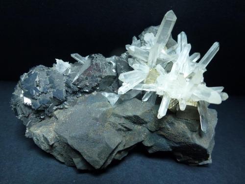 Cuarzo, Esfalerita, Calcopirita, Pirita<br />Distrito minero Huaron, Distrito Huayllay, Provincia Pasco, Departamento Pasco, Perú<br />10 x 7 cm.<br /> (Autor: javier ruiz martin)