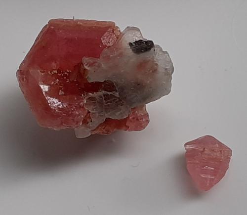 Pezzottaite<br />Ambatovita, Mandrosonoro, Ambatofinandrahana District, Amoron'i Mania Region, Fianarantsoa Province, Madagascar<br />0,9 x 0,7 cm (large crystal)<br /> (Author: Volkmar Stingl)