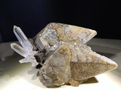 Calcite, Quartz, Pyrite, manganese oxides<br />Isola del Giglio, Grosseto Province, Tuscany, Italy<br />65 x 41 mm<br /> (Author: Sante Celiberti)