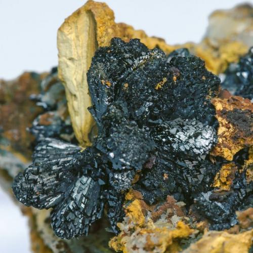 Olivenite and Quartz<br />Cornwall, Inglaterra / Reino Unido<br /><br /> (Author: Jordi Fabre)