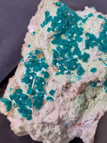 Wulfenite, Dioptase<br />Otavi, Región Otjozondjupa, Namibia<br />6 x 4,5 cm<br /> (Author: Volkmar Stingl)