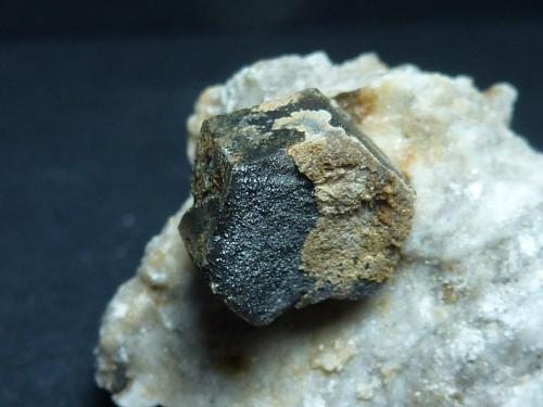 Magnesita (variedad pistomesita), Yeso<br />Cerro de la Sal, El Pinós/Pinoso, Comarca Vinalopó Medio, Alicante / Alacant, Valencian Community / Comunitat Valenciana, Spain<br />3 x 3 cm.<br /> (Autor: javier ruiz martin)