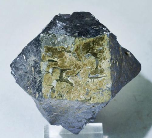 Galena with Pyrite<br />Weardale, North Pennines Orefield, County Durham, England / United Kingdom<br />Specimen size: 5.2 × 4 × 3.8 cm / main crystal size: 4.4 × 3.2 cm<br /> (Author: Jordi Fabre)