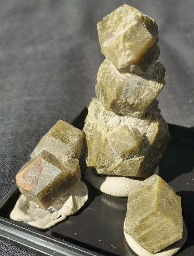 Grossular<br />Cima della Miniera, Gruppo Ortles-Cevedale (Ortlergruppe), Val Venosta (Vinschgau), Provincia autónoma Tirol del Sur, Trentino-Alto Adige (Trentino-Südtirol), Italia<br />1,3 x 1,5 cm to 4 x 2 cm<br /> (Author: Volkmar Stingl)