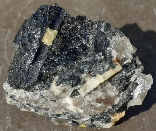 Beryl, Schorl (Group Tourmaline)<br />Slocum prospect, East Hampton (Chatham), Middlesex County, Connecticut, USA<br />4 x 3 cm<br /> (Author: Volkmar Stingl)