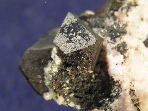 Alabandita, Rodocrosita<br />Uchucchacua Mine, level 300, ↓895 m., Oyón Province, Lima Department, Peru<br />Detalle de la pieza anterior. Cristal 0,9 x 0,5 cm<br /> (Autor: Frederic Varela)