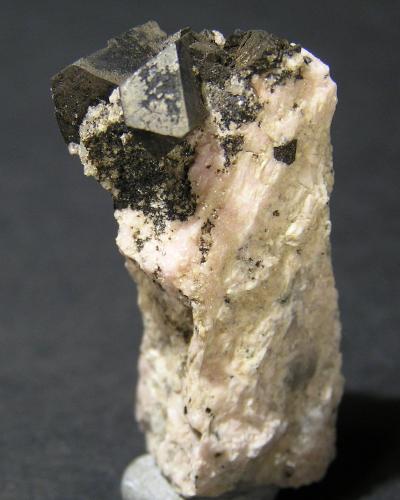 Alabandita, Rodocrosita<br />Mina Uchucchacua, nivel 300, ↓895 m., Provincia Oyón, Departamento Lima, Perú<br />3,6 × 1,8 × 1,2 cm<br /> (Autor: Frederic Varela)