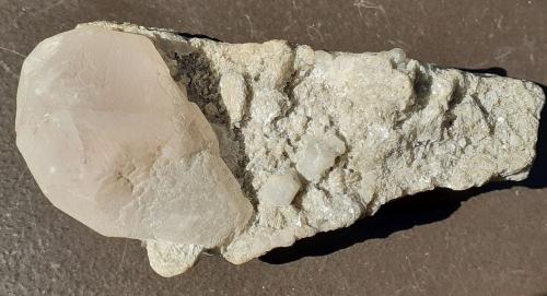 Beryl (variety morganite)<br />Dara-i-Pech pegmatite, Chapa Dara District, Kunar Province (Konar), Afghanistan<br />7 x 3,5 cm<br /> (Author: Volkmar Stingl)