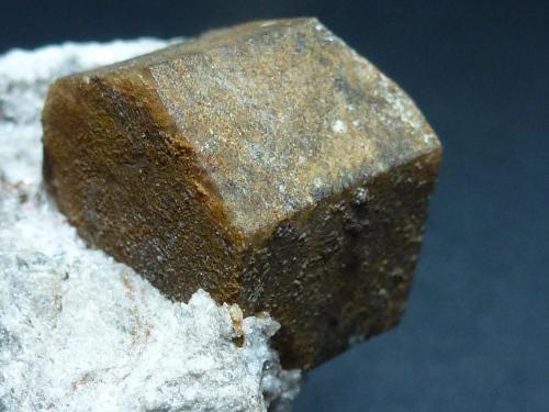 Magnesita (variedad pistomesita), Yeso<br />Albatera, Comarca Vega Baja del Segura, Alicante / Alacant, Valencian Community / Comunitat Valenciana, Spain<br />5 x 4 cm. la pieza, 2 x 1,5 el cristal<br /> (Autor: javier ruiz martin)
