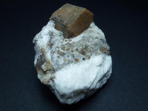 Magnesita (variedad pistomesita), Yeso<br />Albatera, Comarca Vega Baja del Segura, Alicante / Alacant, Valencian Community / Comunitat Valenciana, Spain<br />5 x 4 cm. la pieza, 2 x 1,5 el cristal<br /> (Autor: javier ruiz martin)
