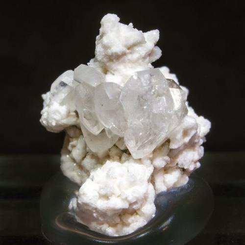 Stokesite on Microcline with Albite<br />Cantera Isabel (Cantera La Saludadora), Plutón de La Cabrera, Valdemanco, Comarca Sierra de Guadarrama, Comunidad de Madrid, España<br />Specimen size: 1 × 0.8 × 1 cm / main crystal size: 0.3 × 0.2 cm<br /> (Author: Jordi Fabre)