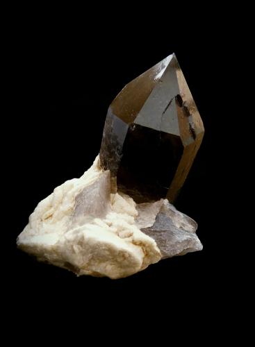 Cuarzo (variedad ahumado) sobre Albita<br />Mas Sever Quarry, Massabè (Mas Ceber), Sils, Comarca La Selva, Gerona / Girona, Catalonia / Catalunya, Spain<br />Ejemplar de 7,5x6,3cm con un cristal de 4 5cm<br /> (Autor: DAni)