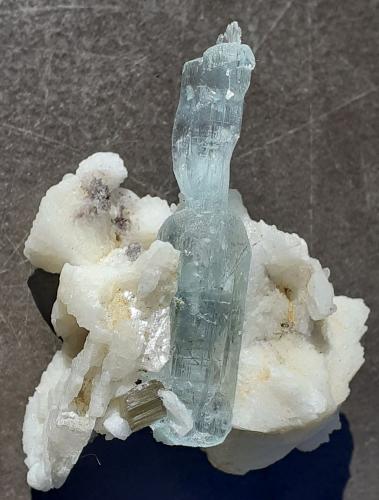 Beryl (variety Aquamarine), Albite, Muskovite<br />Bulochi (Balochi), Astor Valley, Astor District, Gilgit-Baltistan (Northern Areas), Pakistan<br />4,5 x 4 cm<br /> (Author: Volkmar Stingl)