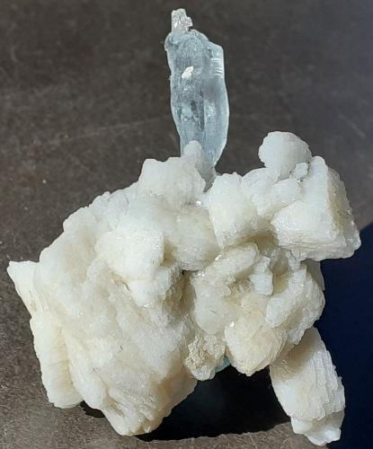 Beryl (variety Aquamarine), Albite, Muskovite<br />Bulochi (Balochi), Astor Valley, Astor District, Gilgit-Baltistan (Northern Areas), Pakistan<br />4,5 x 4 cm<br /> (Author: Volkmar Stingl)
