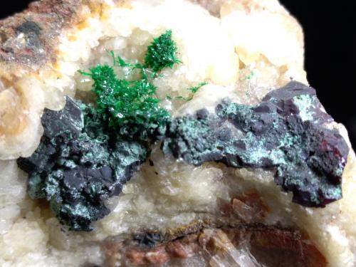 Cuprite, Brochantite<br />Cabo Calamita, Capoliveri, Isla de Elba, Provincia Livorno, Toscana, Italia<br />78 x 57 mm<br /> (Author: Sante Celiberti)