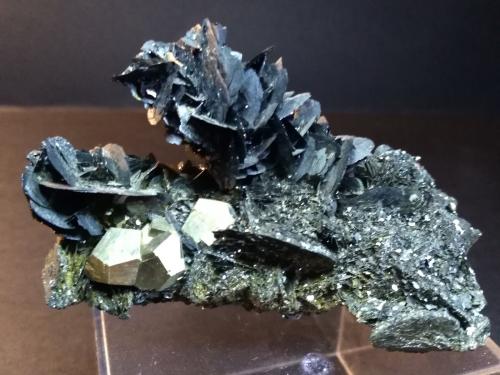 Hematite, Pyrite<br />Mina Rio (Mina Rio Marina), realce Valle Giove, Rio Marina, Isla de Elba, Provincia Livorno, Toscana, Italia<br />10 x 6 cm<br /> (Author: Sante Celiberti)